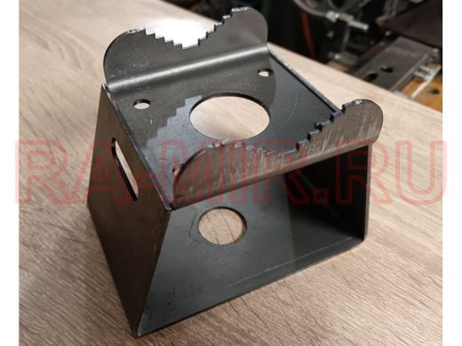 Кронштейн универсальный на трубу 15...51мм для камер с отверстием 32 