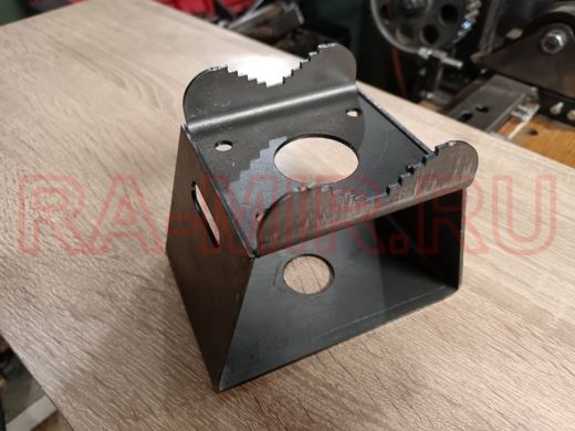 Кронштейн универсальный на трубу 15...51мм для камер с отверстием 32 