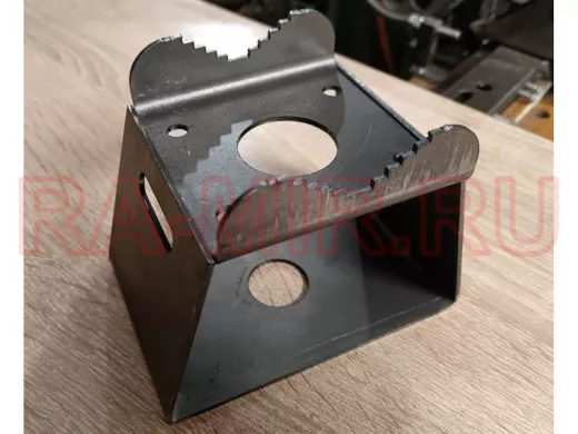 Кронштейн универсальный на трубу 15...51мм для камер с отверстием 32 